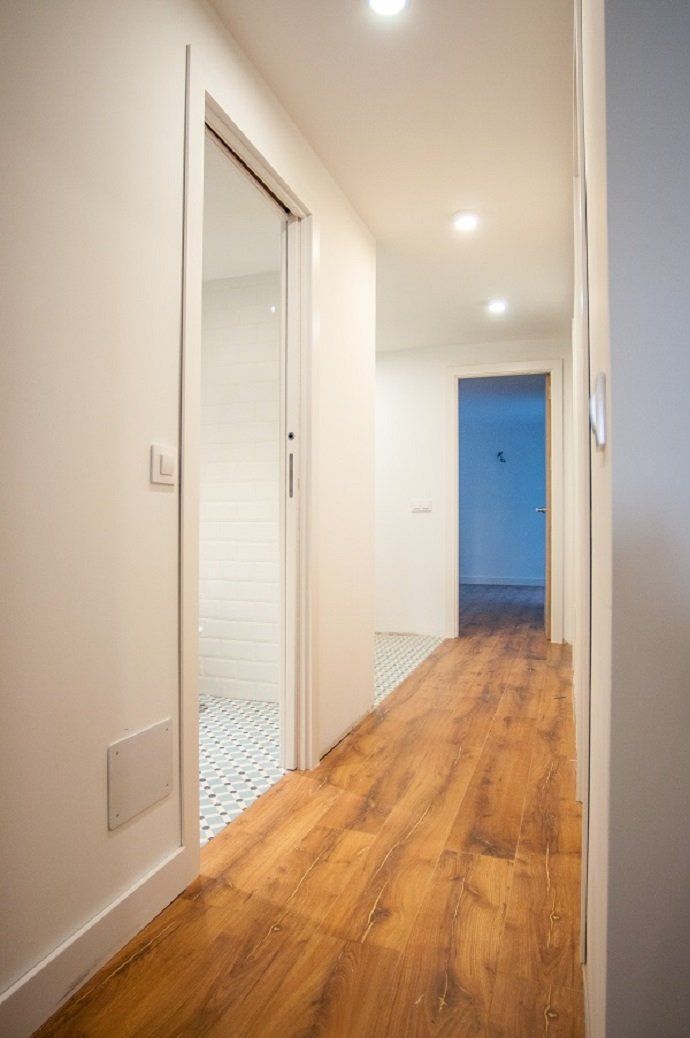 Cómo se aplica el "Open Concept" a un adosado de Madrid [PROYECTO DE REFORMA] - Fotocasa Life - Casas reformadas, Interiorismo, Proyecto de reforma, Reforma integral, Revestimientos - Reformas - El Open Concept es una tendencia de diseño que se utiliza cada vez más a la hora de realizar reformas. Según nuestro colaborador Reformadísimo, cada vez son más los clientes que la solicitan. Consiste en crear una distribución abierta y funcional en la que podamos unir varios ambientes en el mismo espacio. Para ello eliminamos puertas de paso y tabiques que nos obstaculicen la visión y el paso de luz.