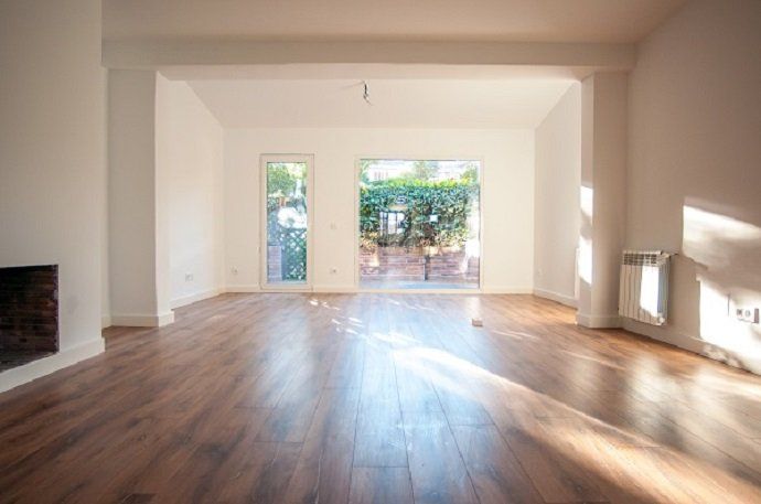 Cómo se aplica el "Open Concept" a un adosado de Madrid [PROYECTO DE REFORMA] - Fotocasa Life - Casas reformadas, Interiorismo, Proyecto de reforma, Reforma integral, Revestimientos - Reformas - El Open Concept es una tendencia de diseño que se utiliza cada vez más a la hora de realizar reformas. Según nuestro colaborador Reformadísimo, cada vez son más los clientes que la solicitan. Consiste en crear una distribución abierta y funcional en la que podamos unir varios ambientes en el mismo espacio. Para ello eliminamos puertas de paso y tabiques que nos obstaculicen la visión y el paso de luz.