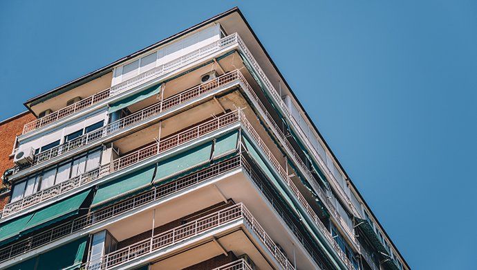 ¿Puedo colocar una máquina de aire acondicionado en la fachada?