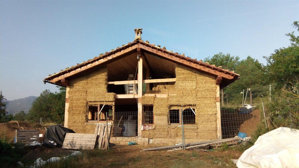 Balas de paja en vez de ladrillos: la alternativa sostenible que gana adeptos