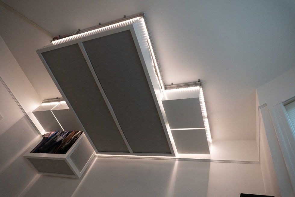 Guardar muebles en el techo, ¿solución para pisos pequeños?