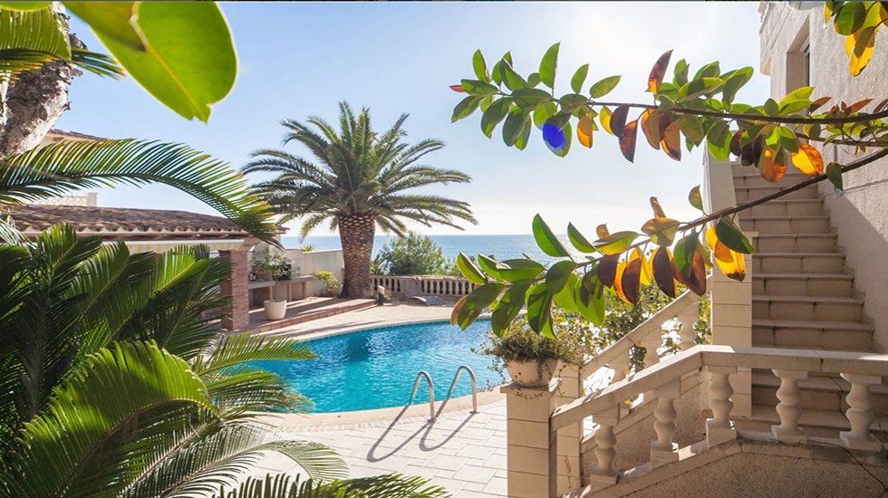 Refrescantes casas con piscina y jardines increíbles