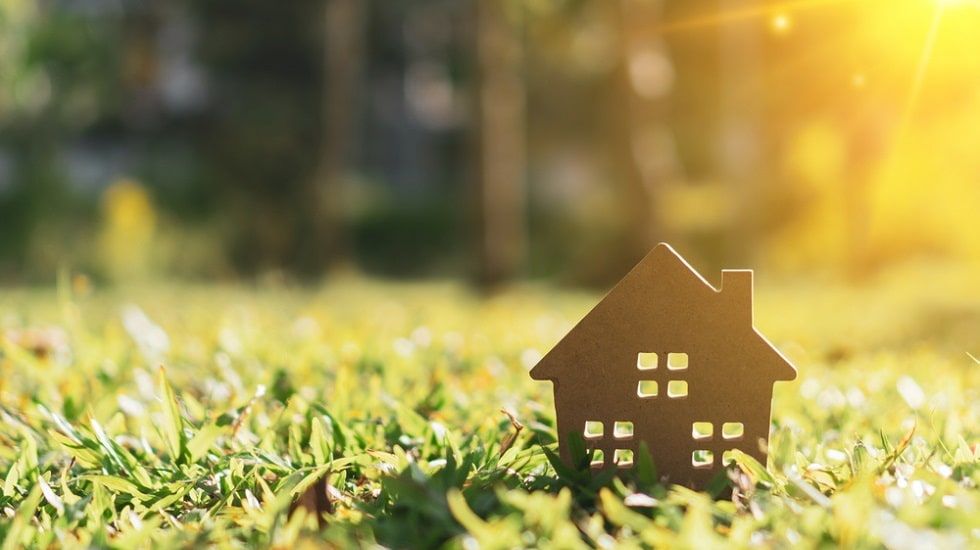 Hipotecas verdes: ¿qué son y por qué están revolucionando el mercado? - Fotocasa Life - Concesión de hipotecas, Hipotecas, sostenibilidad, vivienda eficiente, vivienda verde - Finanzas - En los dos últimos años el término “hipotecas verdes” se ha puesto muy de moda. Sin embargo, se trata de un concepto todavía bastante desconocido para la mayoría de la población. ¿Qué es una hipoteca verde? ¿Todo el mundo la puede pedir? ¿A qué tipo de consumidor beneficia? ¿Qué documentación se necesita para acceder a una? En este artículo resolveremos todas estas dudas y muchas más acerca de este producto tan innovador en España.