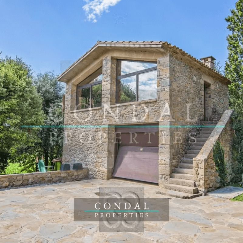 masía centenaria en el Parque Natural de la Zona Volcánica