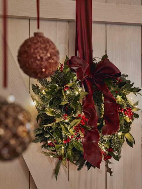 coronas de navidad en rojo y verde