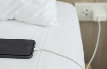 ¿Gasta electricidad dejar el cargador del móvil enchufado?