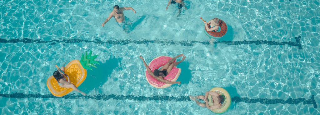 ¿En qué casos es obligatorio contratar un socorrista para las piscinas comunitarias?