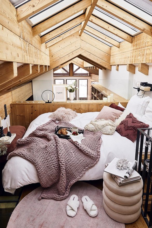 dormitorio con vigas de madera