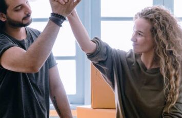 14 de las 22 ayudas vigentes para comprar o alquilar vivienda están destinadas a menores de 35 años - Fotocasa Life - ayudas para jovenes, ayudas vivienda jóvenes, proyecto vivienda, proyecto vivienda jovenes - Compraventa - Analizamos las ayudas para alquilar o comprar vivienda para jóvenes que se ofrecen a nivel nacional y a través de las comunidades autónomas