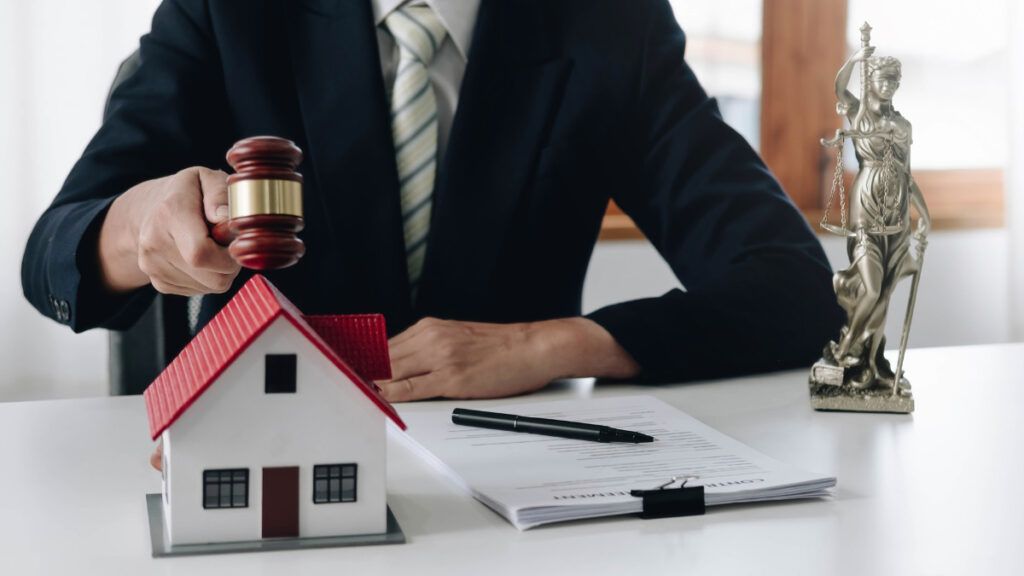 Uno de los copropietarios se niega a vender su parte de la vivienda, ¿qué podemos hacer?