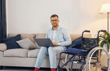 ¿Se deben hacer reformas de accesibilidad en la comunidad si lo solicita un vecino que vive de alquiler?