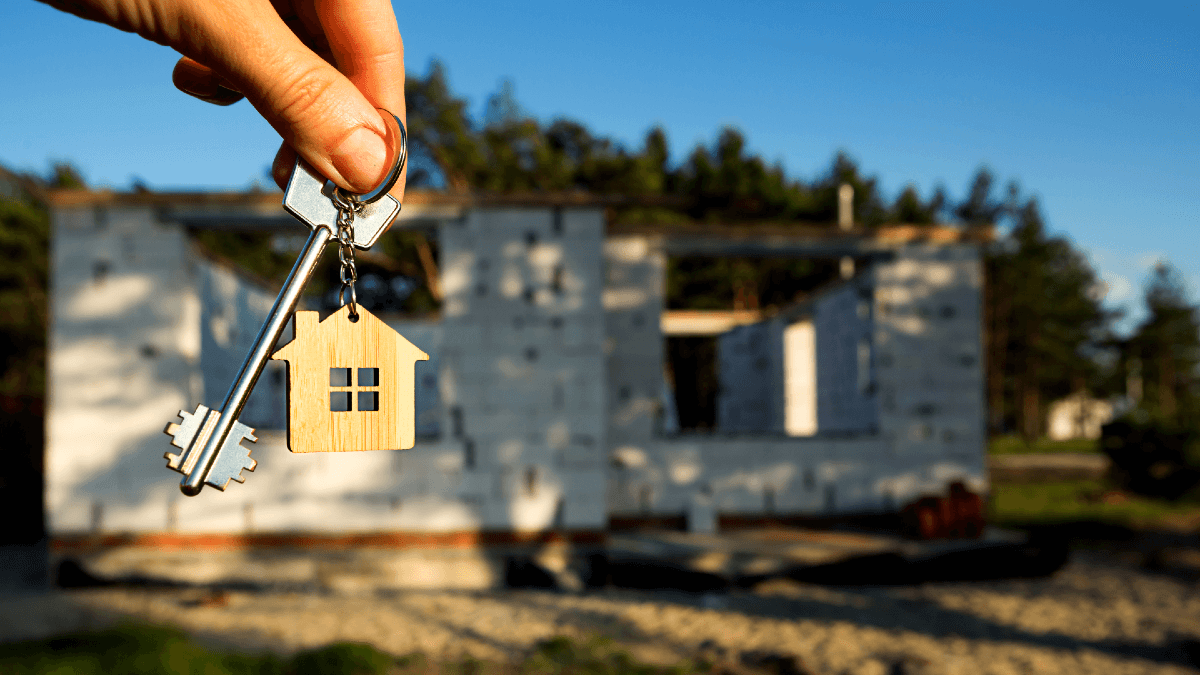 Recibe un terreno y se construye su casa. ¡Conoce su historia!