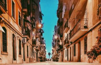 Cómo es el barrio de Gracia y sus fiestas anuales más sostenibles y artísticas