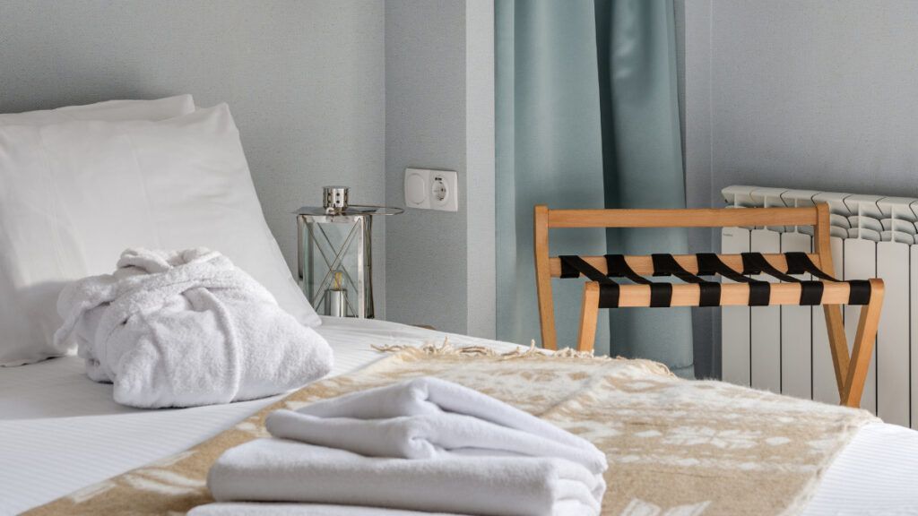 ¿Cómo decorar una habitación de invitados pequeña para que sea multiusos?