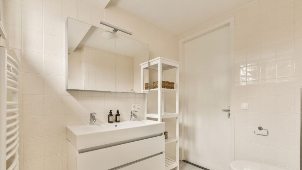 30 ideas de muebles para organizar baños pequeños