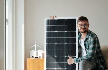 Cómo instalar placas solares en casa y hacerlo tú mismo - Fotocasa Life - ahorro instalar placas solares, ayudas placas solares 2023, instalacion de placas solares, instalar placas solares, instalar placas solares en casa - Sostenibilidad - ¿Merece la pena instalar placas solares en casa? Hoy hablamos sobre la experiencia de Víctor, que instaló placas solares en su vivienda de Móstoles.