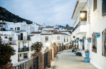 5 pueblos pequeños donde comprar y alquilar para vivir tranquilos cerca de la Costa del Sol