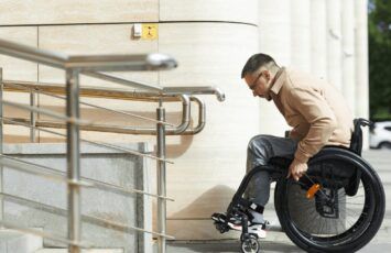 10 mejoras que se pueden hacer en un edificio para las personas que usan silla de ruedas