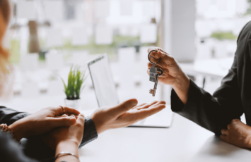 Comprar casa con deudas en la comunidad, ¿qué tener en cuenta?