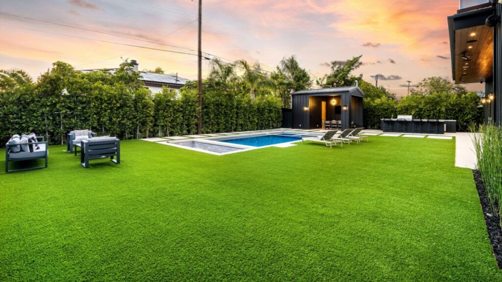 ¿Césped artificial? Todo lo que debes saber antes de instalarlo en terrazas, piscinas o jardines 