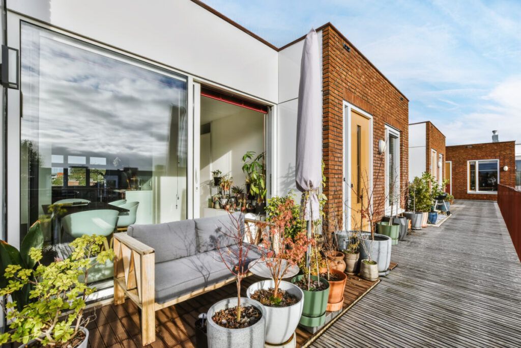 ¿Qué elementos son adecuados para decorar la terraza de un ático?