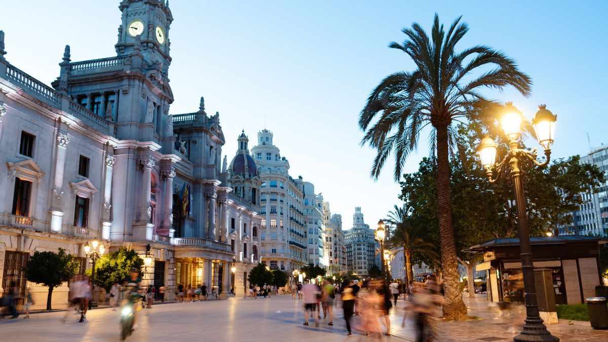 Desequilibrio del mercado inmobiliario Comunidad Valenciana 2025: un 21% quiere cambiar de vivienda, pero solo un 6% oferta un inmueble